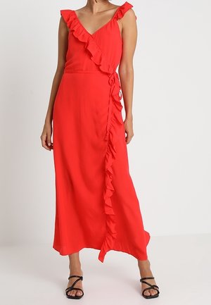 Abito maxi rosso con dettagli a volant lungo il scollo a V e sul davanti. Realizzato in tessuto leggero, presenta un design avvolgente e una chiusura con lacci regolabili.