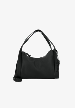 Fekete bőrtáska texturált felülettel, kerek formával, dupla pántokkal és egy kis címke kiegészítővel az oldalán.