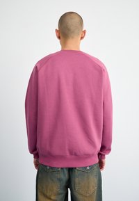 Carhartt WIP CHASE - Mikina - dusty fuchsia/gold