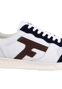 Sneaker bianco in pelle con logo marrone, dettagli in suede blu scuro e lacci bianchi. Presenta fori di ventilazione sui lati per una maggiore traspirabilità.
