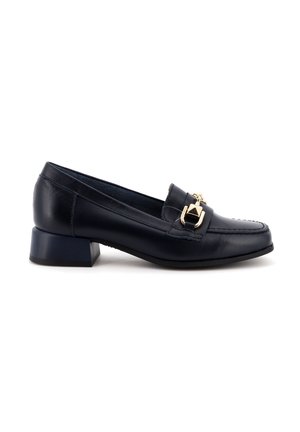 Mocassini in pelle navy con tacco basso e quadrato e dettaglio in hardware dorato sulla parte anteriore. Punta chiusa con accenti di cuciture visibili.