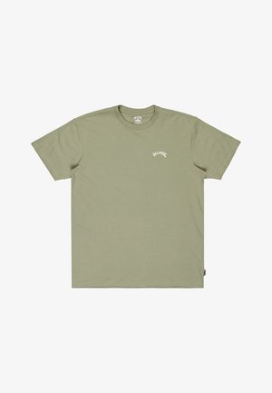 Oliven grøn bomulds t-shirt med korte ærmer, rund hals og et lille hvidt logo centreret på brystet. Standard pasform og glat overflade.