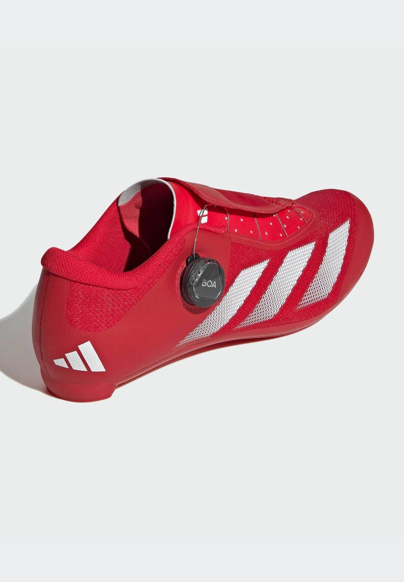 Roter Sportschuh aus synthetischem Material, mit einem Obermaterial aus Mesh, BOA-Verschlusssystem und weißen Akzenten in modernem Design.
