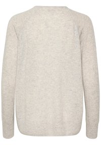 Ljusgrå tröja, mjukt stickat material, rund halsringning, långa raglanärmar och en något rundad nederkant. Inga synliga mönster eller detaljer.