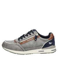 Baskets grises en daim perforé, avec des accents bleus et des détails en cuir marron. Elles disposent de lacets, d'une fermeture éclair sur le côté et d'un logo discret.