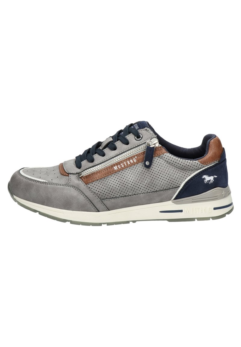 Baskets grises en daim perforé, avec des accents bleus et des détails en cuir marron. Elles disposent de lacets, d'une fermeture éclair sur le côté et d'un logo discret.