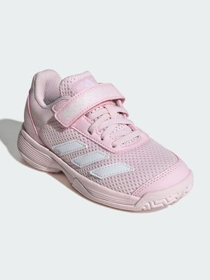 Sneaker atletica in mesh rosa chiaro con strisce bianche, chiusura frontale con lacci e singolo cinturino in velcro su uno sfondo chiaro e semplice.
