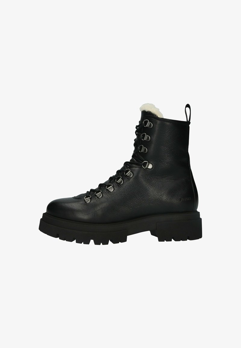 Botas de senderismo de cuero negro con un acabado texturizado, suela elevada, ojales de metal y un suave cuello forrado de pelo para mayor comodidad.