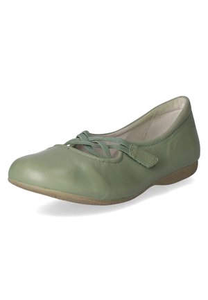 Zapato plano de cuero verde con punta redondeada, con tiras elásticas entrecruzadas y suela texturizada. Textura suave y lisa en todo el zapato.