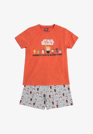 Camiseta de algodón naranja con gráfico y personajes de "Star Wars"; pantalones cortos grises con patrones de personajes de dibujos animados repetidos.