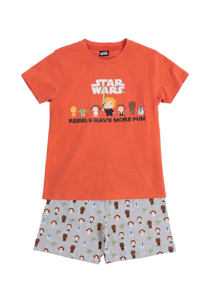Camiseta de algodón naranja con gráfico y personajes de "Star Wars"; pantalones cortos grises con patrones de personajes de dibujos animados repetidos.