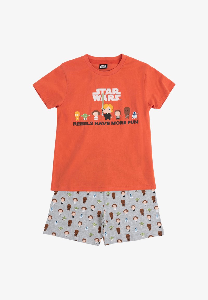 Camiseta de algodón naranja con gráfico y personajes de "Star Wars"; pantalones cortos grises con patrones de personajes de dibujos animados repetidos.