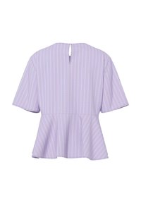 Blouse lavande à manches courtes avec fines rayures verticales blanches, taille peplum et petite fermeture par bouton œillet à l’arrière du col.