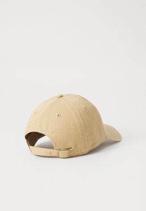 Khakifarbene Baseballmütze mit gebogenem Schirm, verstellbarem Riemen auf der Rückseite und gestickten Lüftungslöchern. Der Stoff hat eine strukturierte Oberfläche.
