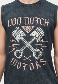 T-shirt noir sans manches délavé avec le texte « Von Dutch Motors 1929 » et un graphisme de moteur à pistons croisés sur la poitrine.
