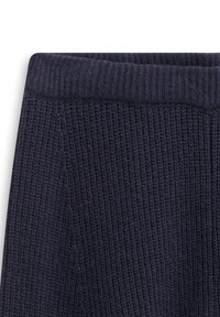 Marineblauer Strickstoff mit gerippter Textur; verfügt über einen breiten elastischen Bund. Nahaufnahme, die das Webmuster hervorhebt.