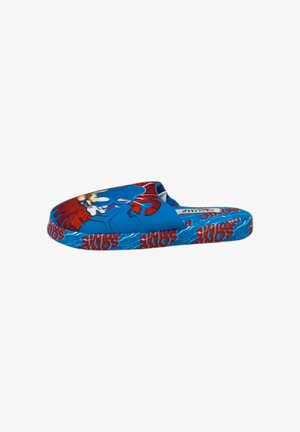 Pantofole blu a slip-on con un design di personaggi dei cartoni animati sulla parte superiore e un lato con motivo, con testo rosso su uno sfondo azzurro.