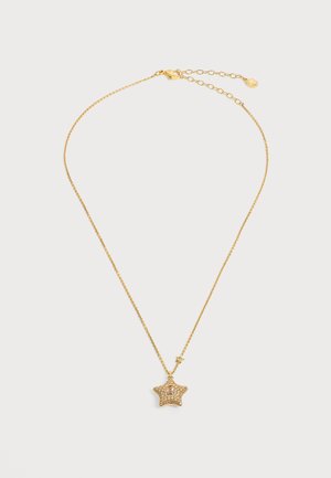 Delicado collar de cadena de oro con un colgante en forma de estrella incrustado con pequeñas piedras y un pequeño charm en forma de estrella al lado.
