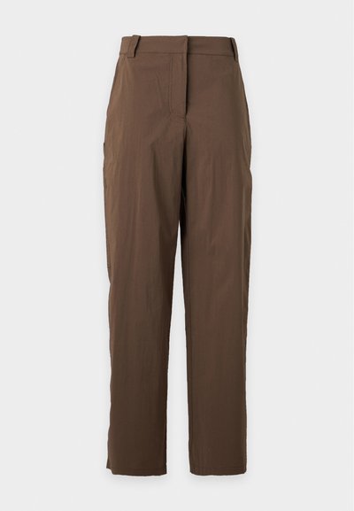 Pantalon marron à jambe droite avec passants de ceinture et fermeture sur le devant, présenté sur un fond clair uni.