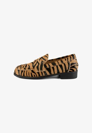 Brune og sorte tigermønstrede loafers med en glat pelsstruktur, rund tå og minimal sort hælaccents; slip-on design for nem brug.