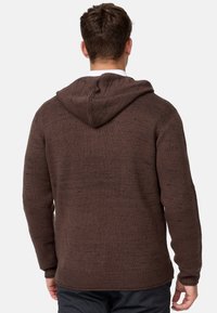 Brauner Strick-Hoodie mit strukturiertem Design, gerippten Bündchen und Saum sowie einer Kordelzugkapuze, von hinten präsentiert.