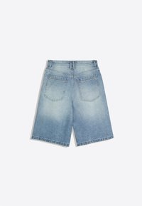 Short en denim bleu clair avec poches arrière, passants de ceinture et détails décolorés, présenté à plat sur fond blanc.