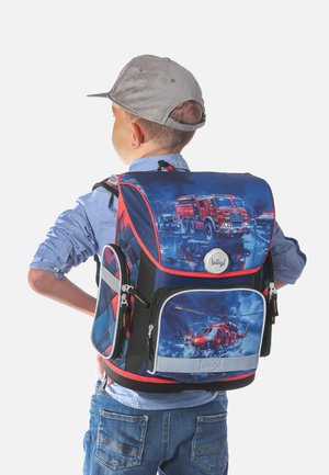 Zaino con grafiche di camion dei pompieri e elicotteri, colori blu e rosso, spallacci imbottiti e diversi scomparti con chiusura a zip.