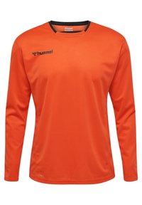 Langærmet orange sportstrøje lavet af åndbart stof, med en sort krave og et sort logo på venstre brystområde.