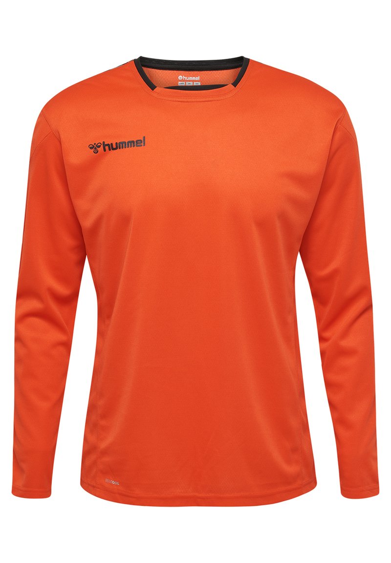 Langærmet orange sportstrøje lavet af åndbart stof, med en sort krave og et sort logo på venstre brystområde.