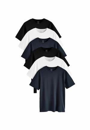 Fem t-shirts visas: svart, vit, marinblå. Bomullstyg, rund hals, kort ärm, mjuk textur och inga märkbara mönster.