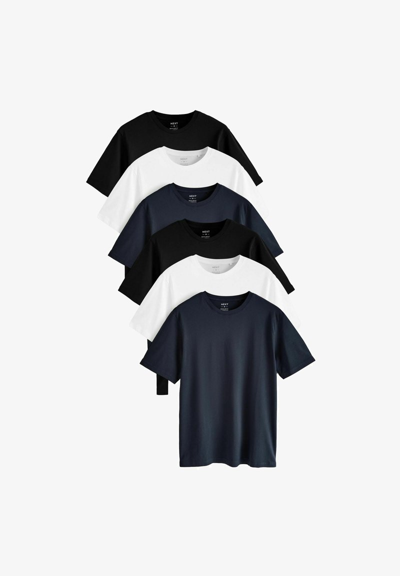 Cinco camisetas expuestas: negra, blanca, azul marino. Tejido de algodón, cuello redondo, mangas cortas, textura suave y sin patrones notables.