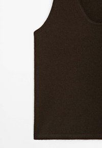 Top marrone senza maniche realizzato in morbido materiale a maglia. Presenta una scollatura arrotondata e una superficie liscia con bordi puliti.