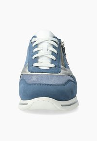 Baskets en daim bleu avec une semelle en caoutchouc blanche, des accents argentés et un détail de fermeture éclair sur le côté. Les lacets sont blancs et la tige est de forme arrondie.