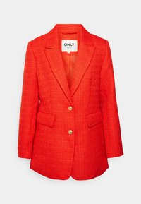 Blazer texturé rouge vif avec deux boutons dorés, revers à encoche et deux poches avant à rabat, étiqueté ONLY, taillé pour femme.