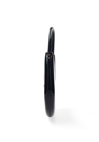 Sac à main noir au design lisse et arrondi, avec une finition brillante et deux petites clous dorés sur le côté.
