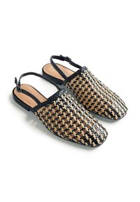 Zapatillas planas tipo slingback tejidas en negro y beige con punteras cuadradas y correas ajustables en el tobillo sobre un fondo blanco.