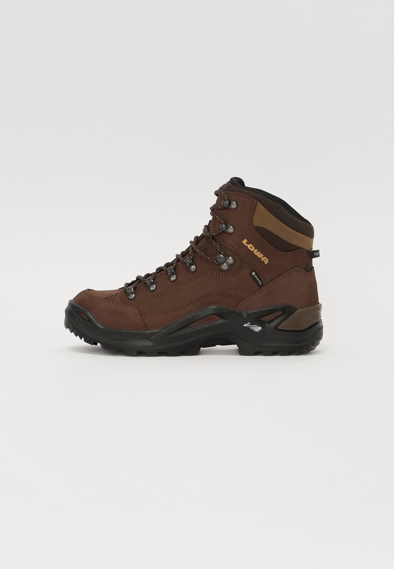 Botte de randonnée marron avec cuir sur le dessus, soutien de la cheville élevé, œillets en métal et semelle en caoutchouc noire. Présente la marque Lowa sur le côté.