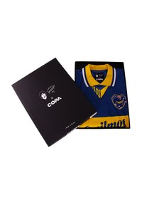 Blauw en geel voetbalshirt met kraag, voorzien van een logo en het nummer 10. Gepresenteerd binnen een zwarte doos met een schets en merkinformatie.