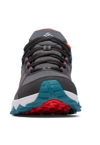 Zapatillas de trail grises con una parte superior texturizada, cordones negros y acentos en azul y rojo brillante. Presentan una suela robusta con patrones de tracción pronunciados.