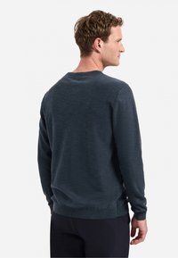 Donkerblauwe, langesleeve pullover trui gemaakt van zacht materiaal. Heeft een ronde hals en ribgebreide manchetten en zoom, met een gladde, gestructureerde afwerking.