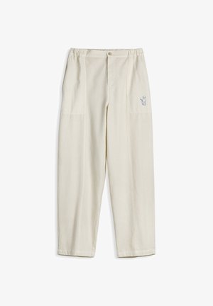 Pantalon droit de couleur crème avec taille élastique, bouton à l'avant et petit détail brodé de chien sur la poche droite.