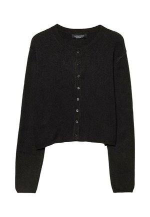 Tmavě zelený zkrácený kardigan s dlouhými rukávy, kulatým výstřihem a zapínáním na knoflíky s šesti černými knoflíky a žebrovaným lemem.