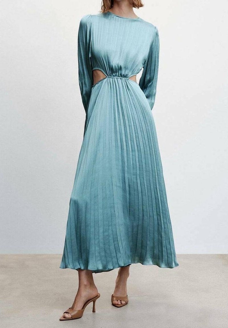 Une longue robe plissée en satin aqua doux présente des manches longues, des découpes à la taille et une silhouette fluide.