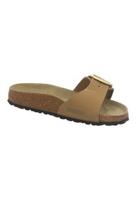 Sandale à enfiler Birkenstock couleur tan avec semelle en liège, bride unique réglable et semelle noire texturée orientée vers la droite sur fond blanc.
