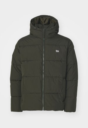 Chaqueta acolchada verde oliva con capucha, que cuenta con un zipper frontal y un pequeño logo blanco. La tela parece suave y lisa, con secciones acolchadas.