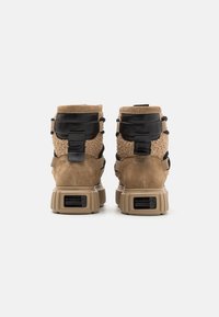 Tenisi înalți din suede maro și textil negru, cu un finisaj texturat, guler căptușit și o talpă groasă din cauciuc cu detalii de branding.