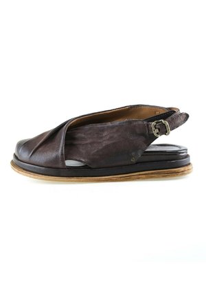 Sandalo aperto in pelle marrone con cinturino laterale con fibbia e suola piatta a strati, mostrato dal profilo laterale sinistro su sfondo bianco.