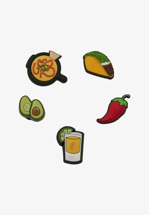 Set di cinque magneti in gomma a tema gastronomico: una padella con contenuti gialli, un taco, metà avocado, un cocktail con lime e un peperoncino rosso.