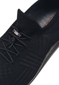 Czarne buty sportowe z teksturowanym cholewką z dzianiny, elastycznym kołnierzem oraz smukłym designem z cienką, elastyczną podeszwą. Zawierają gustowne elementy do sznurowania.