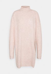 Helles rosa Strickpullover mit hohem Kragen, langen Ärmeln und lockerem Schnitt. Weiche Textur mit einem dezenten, melierten Muster.